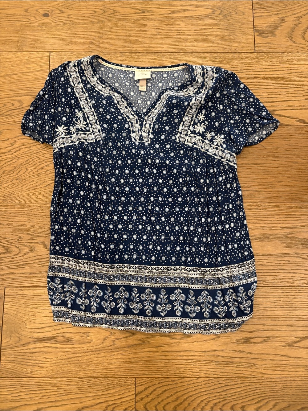 Knox Rose Navy Blue Short Sleeve V-Neck Top with White Floral Embroidery